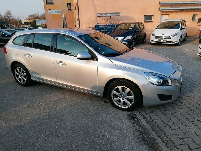 Gebraucht Volvo V60 Kinetic 136 PS (100 kW) 2012 Silber Kombi