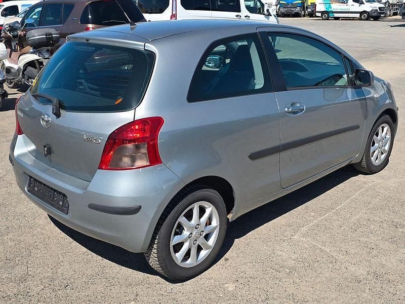 Silber Gebraucht 2006 Toyota Yaris Sol Kleinwagen | 1.499 € (Fairer Preis) - Bild 1/4