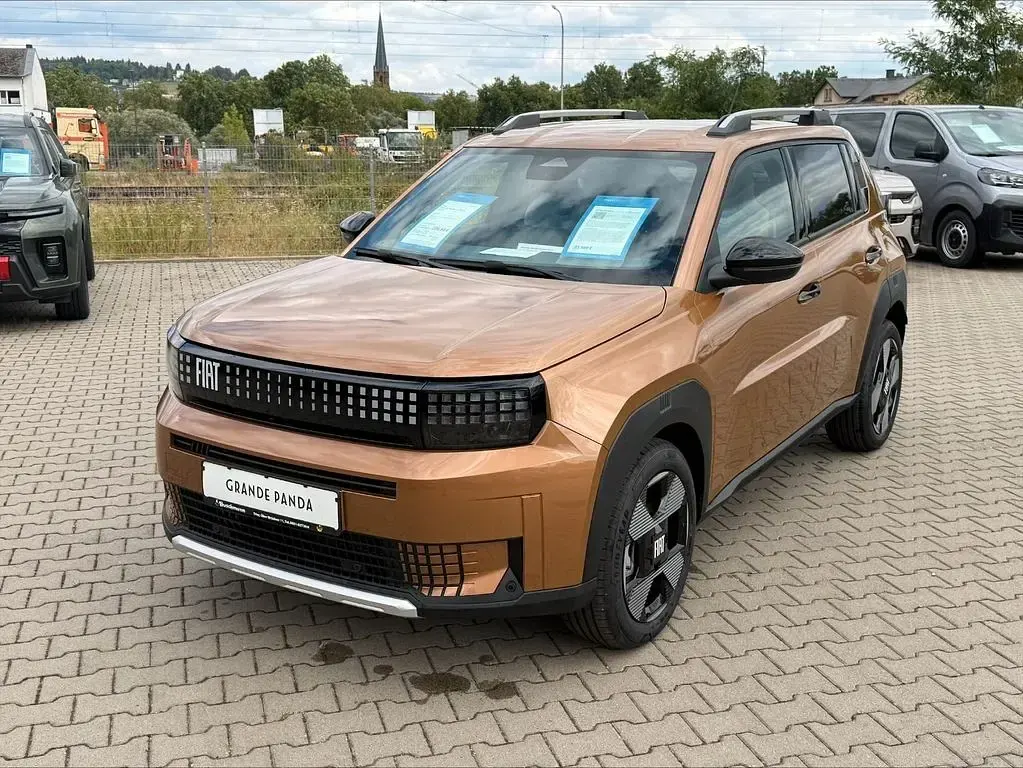 Neu Fiat Grande Panda La Prima 101 PS (74 kW) 2026 Braun Kleinwagen