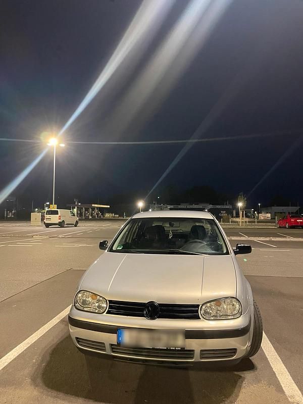 Silber Gebraucht 1998 VW Golf IV Kleinwagen | 1.500 € (Etwas zu teuer) - Bild 1/4