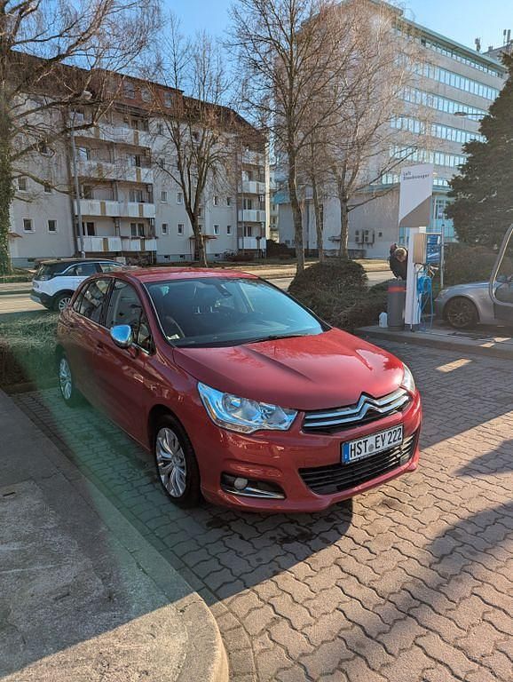Gebraucht Citroën C4 Tendance 95 PS (69 kW) 2014 Rot Limousine