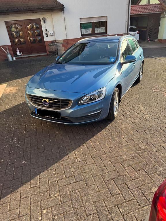 Second-hand Volvo V60 Kinetic 190 CP (139 kW) 2016 Albastru Break