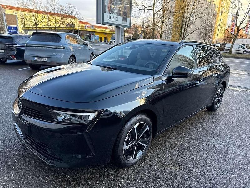 Neu Opel Astra Edition 131 PS (96 kW) 2025 Lackierung schwarz perla nera/ Kombi
