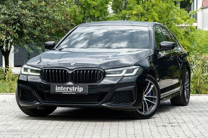 Sapphire metallic Gebraucht 2021 BMW 530e M Sport Limousine | 33.990 € - Bild 1/4