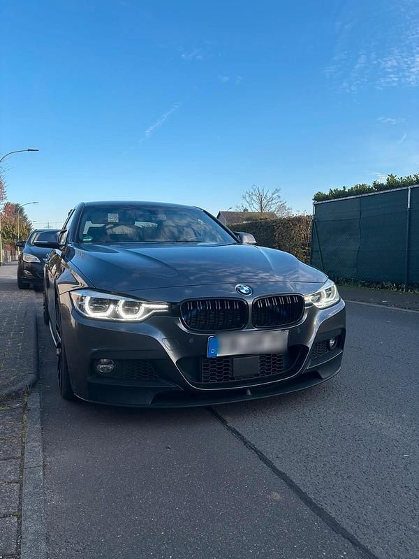 Grau Gebraucht 2017 BMW 330 M Sport Limousine | 23.850 € (Teuer) - Bild 1/4