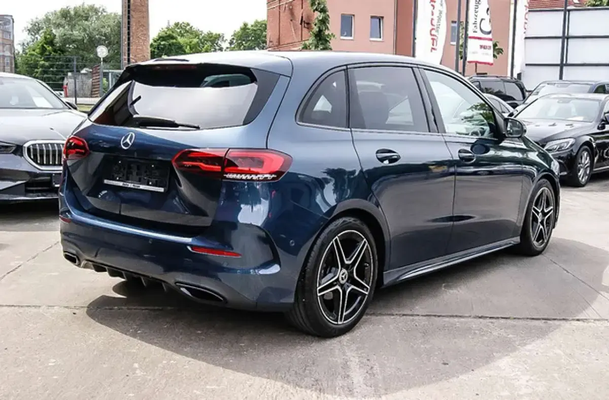 Gebraucht Mercedes B180 AMG line 136 PS (100 kW) 2021 Denimblau metallic Kleinwagen