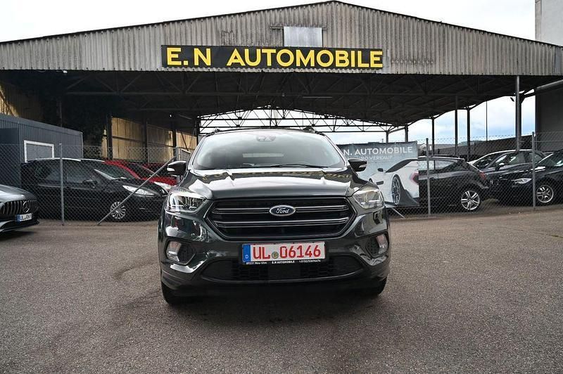 Grün Gebraucht 2018 Ford Kuga ST-Line SUV | 18.700 € (Teuer) - Bild 1/4