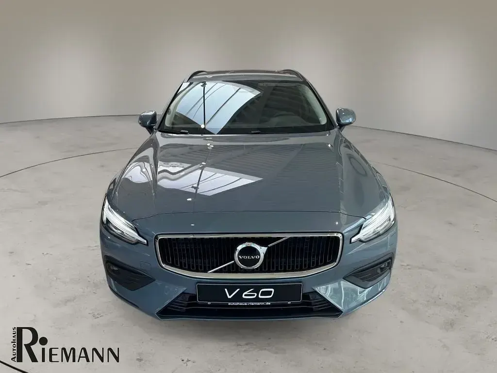 Gebraucht Volvo V60 Core 163 PS (119 kW) 2024 Thunder grey / metallic Kombi