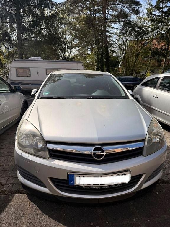 Usado Opel Astra 103 HP (75 kW) 2006 Prateado Coupé