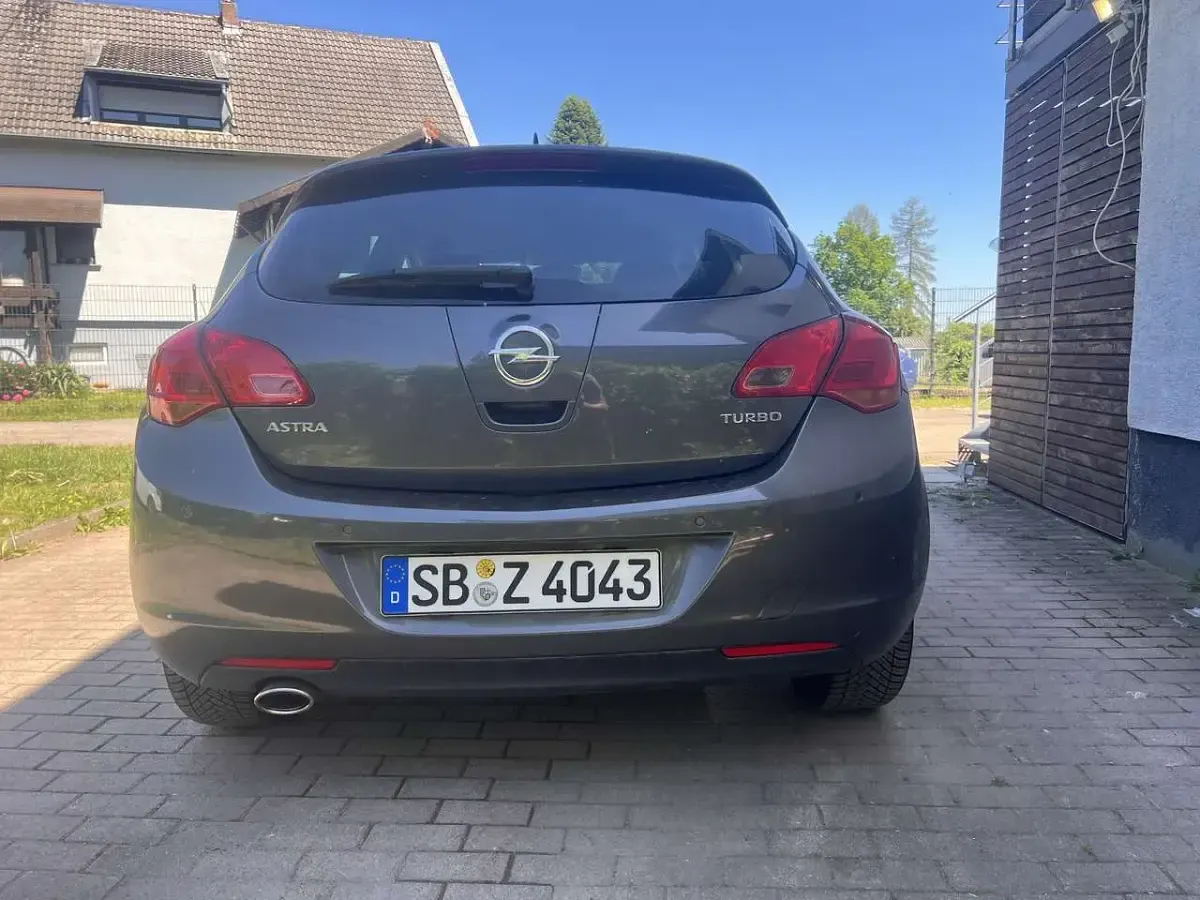 Gebraucht Opel Astra Edition 140 PS (102 kW) 2011 Limousine
