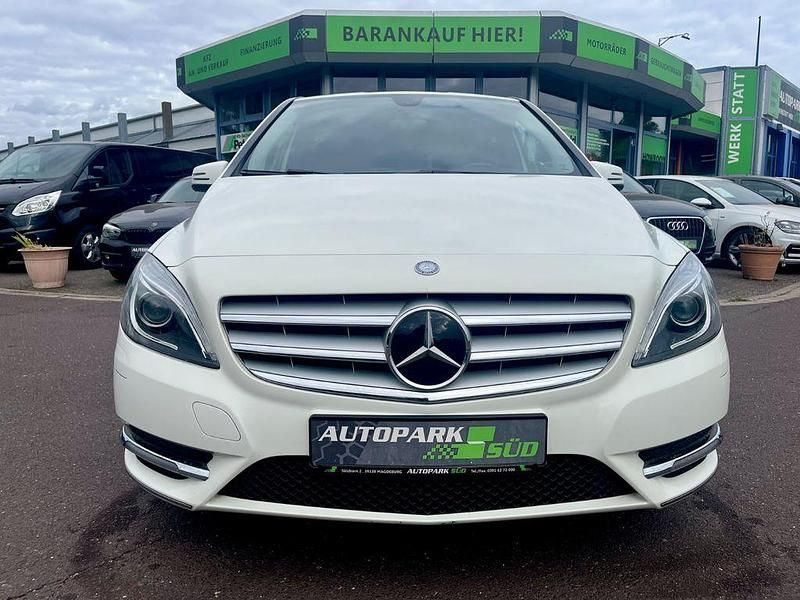 Weiß Gebraucht 2012 Mercedes B180 Van / Kleinbus | 8.990 € (Fairer Preis) - Bild 1/4