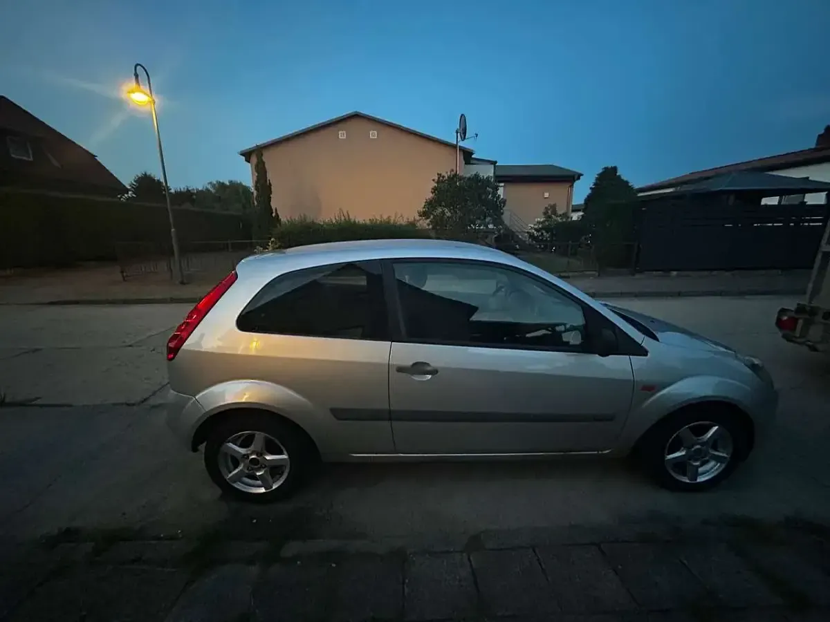 Gebraucht Ford Fiesta 69 PS (50 kW) 2005 Silber Kleinwagen