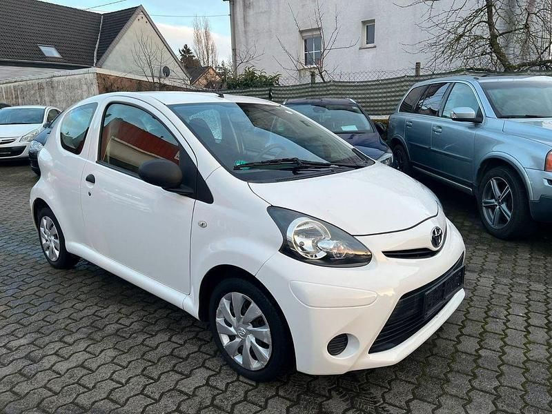 Gebraucht Toyota Aygo Basis 68 PS (50 kW) 2013 Weiß Kleinwagen