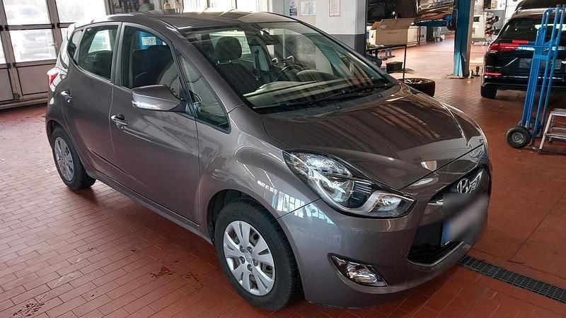 Braun Gebraucht 2012 Hyundai ix20 Kleinwagen | 5.500 € (Fairer Preis) - Bild 1/4