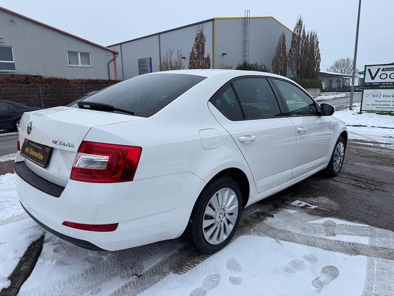 Gebraucht Skoda Octavia Ambition 140 PS (102 kW) 2014 Weiß Kleinwagen