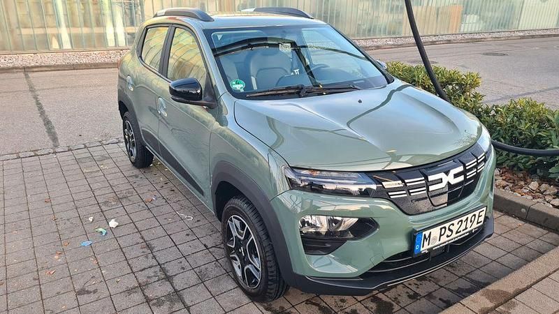 Grün Gebraucht 2023 Dacia Spring Essentiel Kleinwagen | 11.500 € (Guter Preis) - Bild 1/2