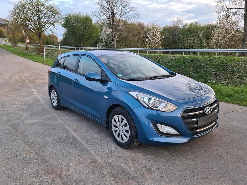 Gebraucht Hyundai i30 110 PS (80 kW) 2016 Blau Kombi