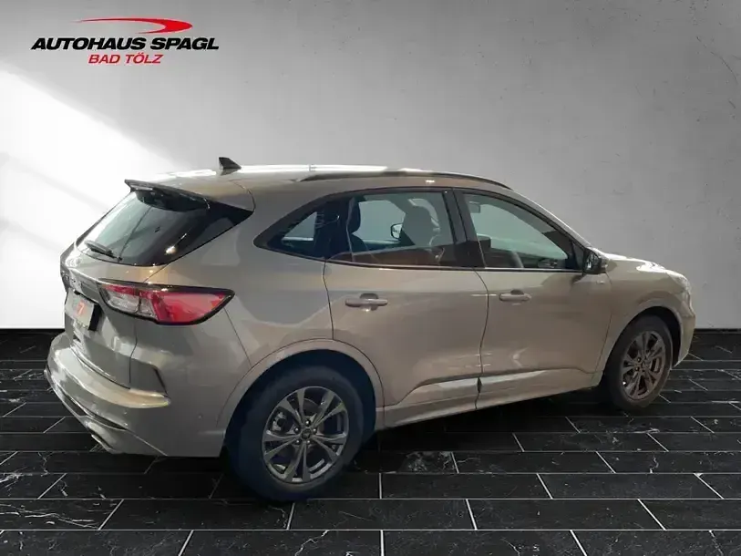 Usado Ford Kuga ST-Line 150 HP (110 kW) 2023 Prateado SUV