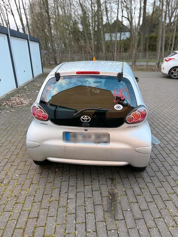 Gebraucht Toyota Aygo 68 PS (50 kW) 2009 Silber Kleinwagen
