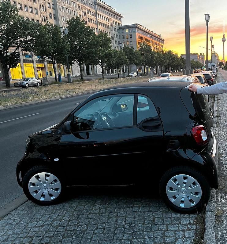 Schwarz Gebraucht 2023 Smart ForTwo Electric Drive Kleinwagen | 16.500 € - Bild 1/1