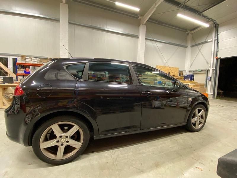 Schwarz Gebraucht 2009 Seat Leon Sport Limousine | 2.400 € (Superpreis) - Bild 1/4