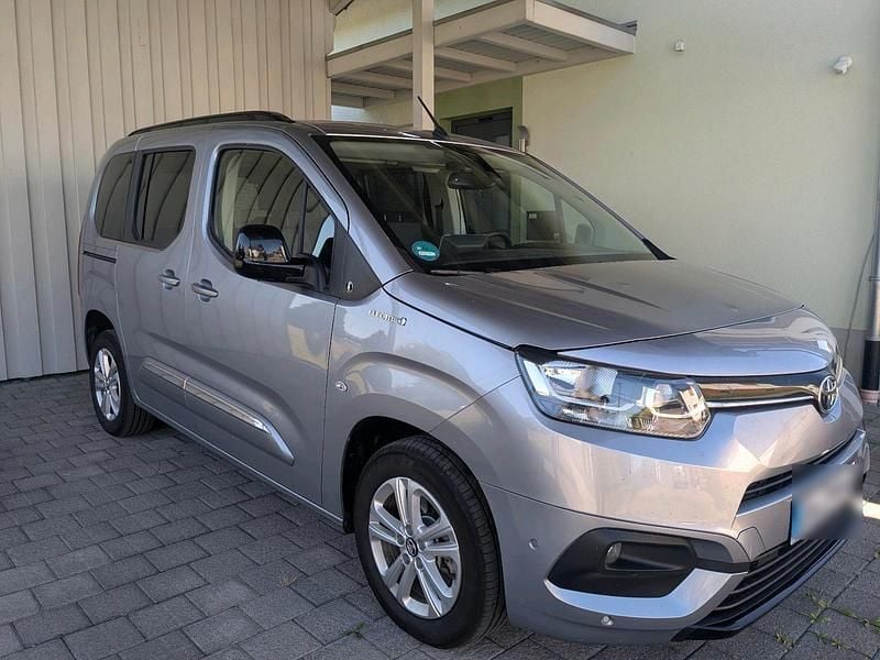 Silber Gebraucht 2023 Toyota Proace Verso City Kombi | 27.900 € (Superpreis) - Bild 1/4