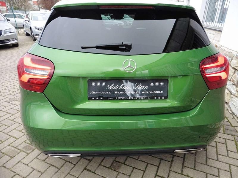 Gebraucht Mercedes A180 Night 122 PS (89 kW) 2017 Elbait gruen  metallic Kleinwagen