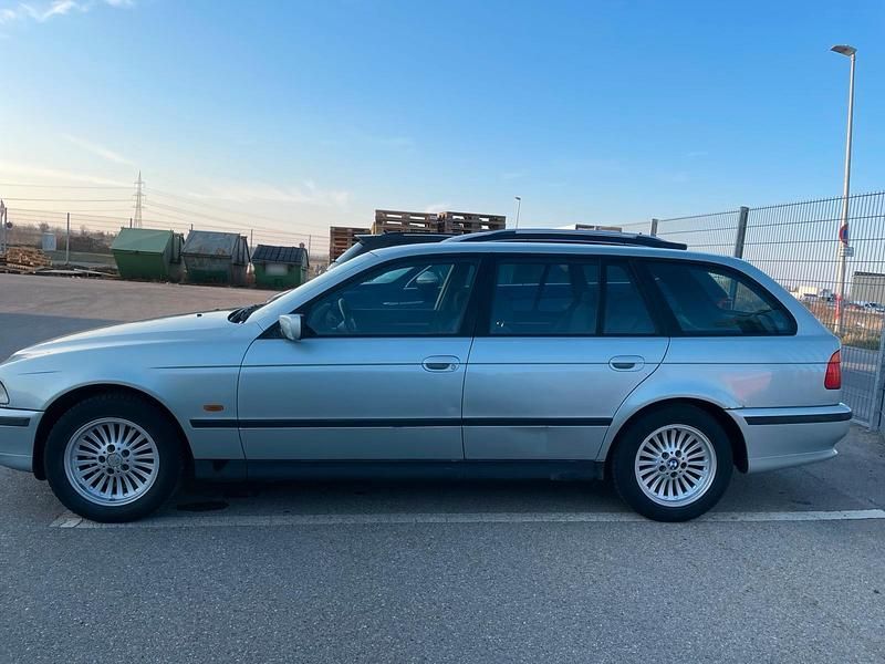 Gebraucht BMW 523 175 PS (128 kW) 1999 Blau Kombi