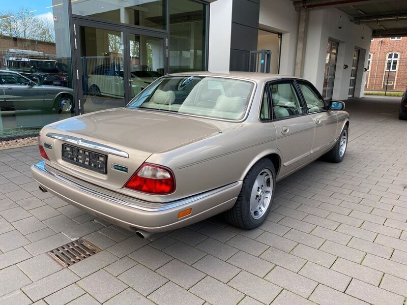 Second-hand Jaguar XJ Executive 211 CP (155 kW) 1997 Argintiu Berlinǎ