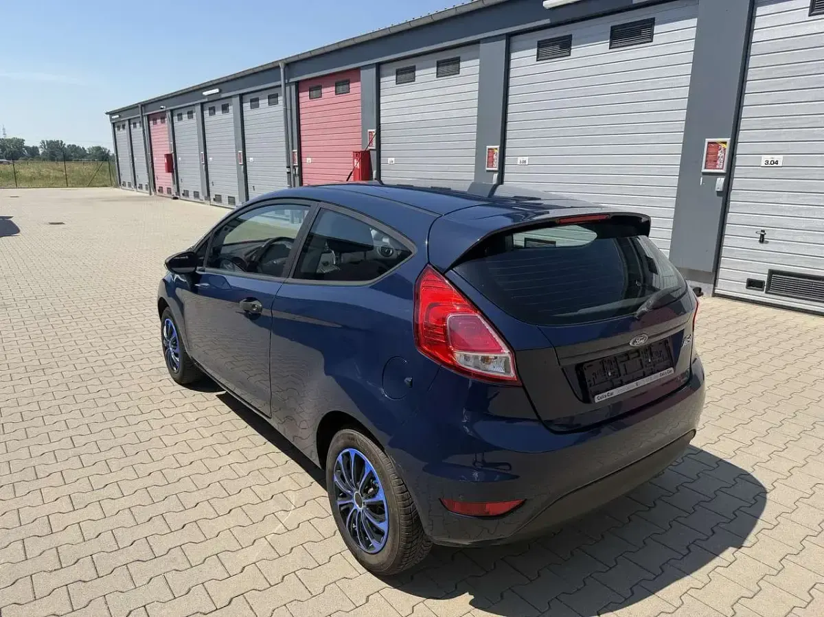 Gebraucht Ford Fiesta Ambiente 60 PS (44 kW) 2016 Blazerblau Kleinwagen