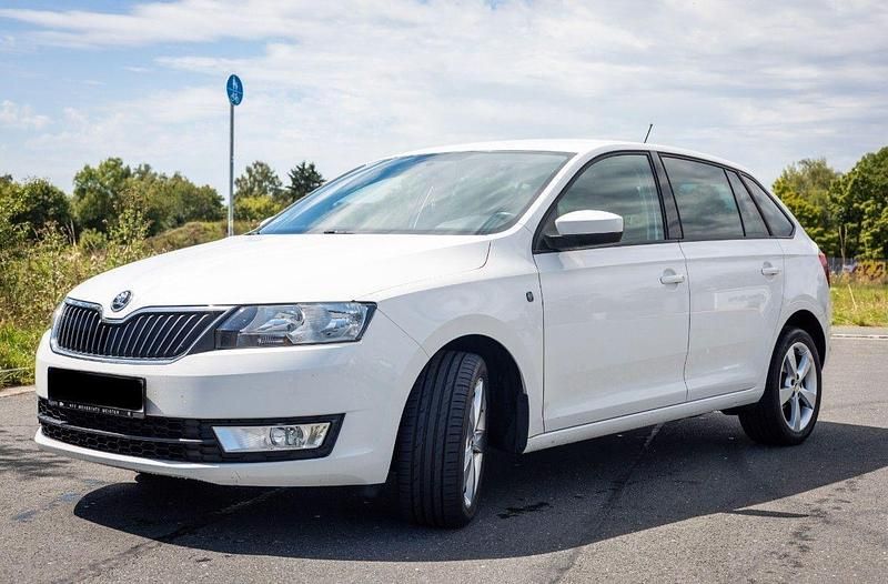 Weiß Gebraucht 2015 Skoda Rapid Elegance Limousine | 4.800 € - Bild 1/4