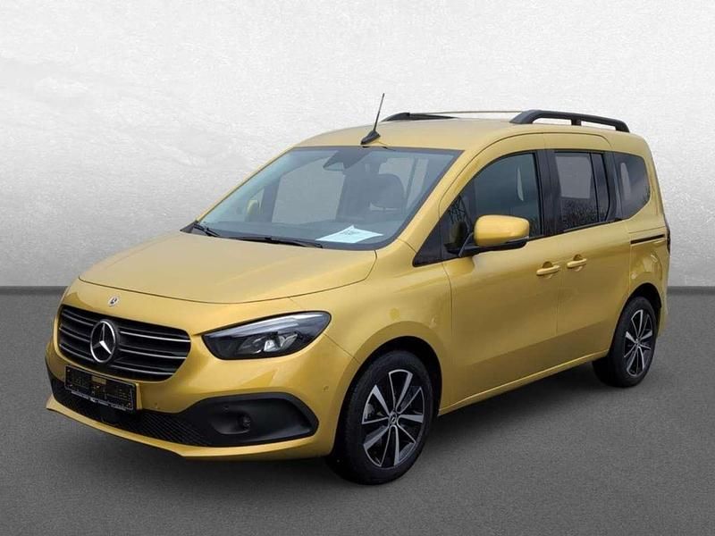 Gebraucht Mercedes T180 Progressive 131 PS (96 kW) 2024 Limonitgelb metallic Van / Kleinbus