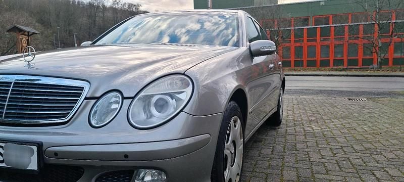 Grau Gebraucht 2004 Mercedes E200 Limousine | 5.000 € (Fairer Preis) - Bild 1/4