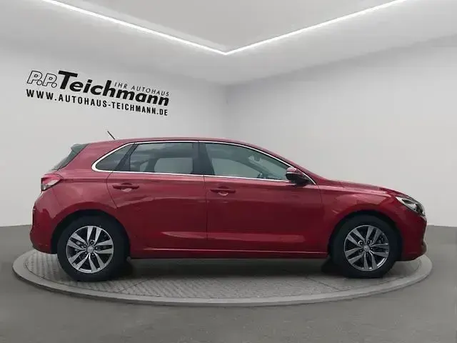 Gebraucht Hyundai i30 Intro Edition 120 PS (88 kW) 2017 Rot Limousine
