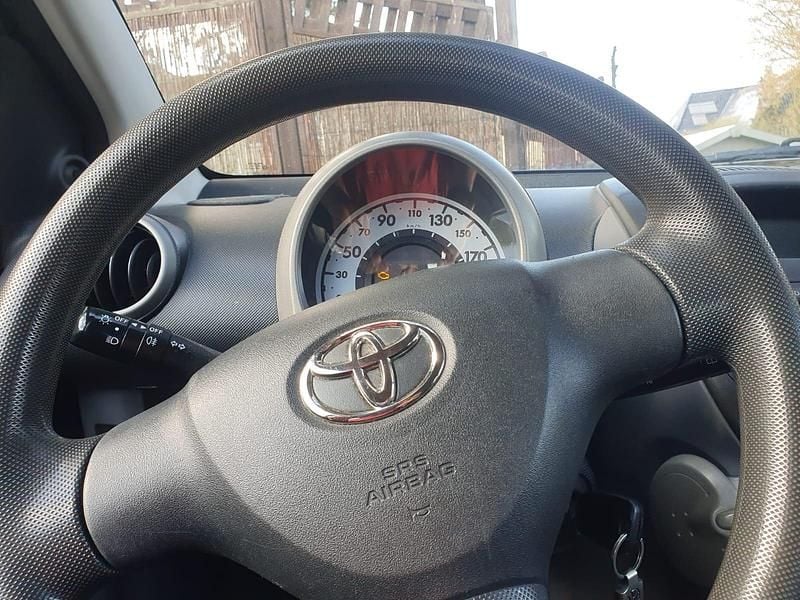 Gebraucht Toyota Aygo 69 PS (50 kW) 2012 Grau Kleinwagen