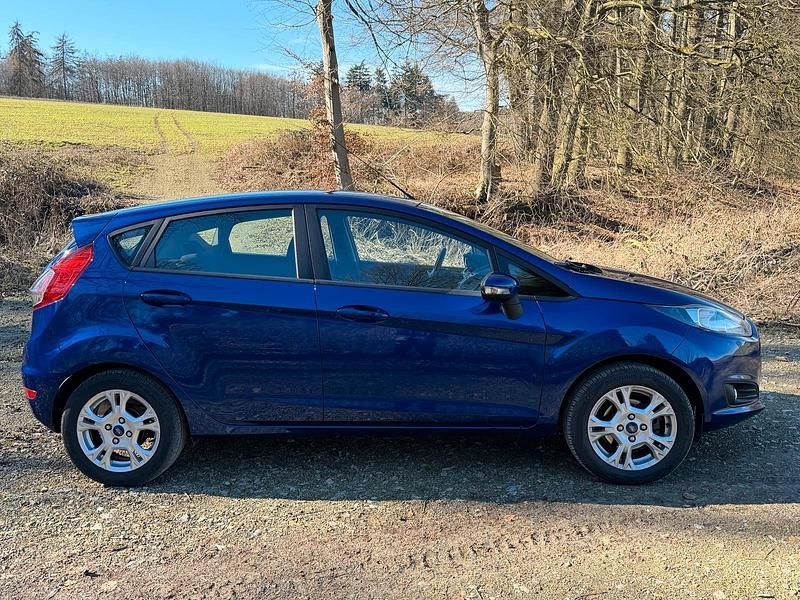 Gebraucht Ford Fiesta 80 PS (58 kW) 2015 Blau Kleinwagen