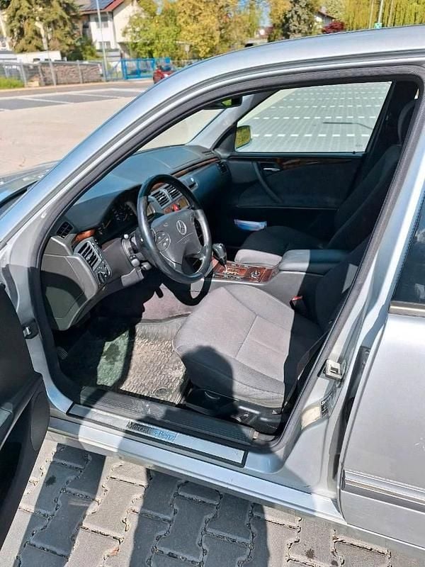 Second-hand Mercedes E220 143 CP (105 kW) 2001 Argintiu Berlinǎ
