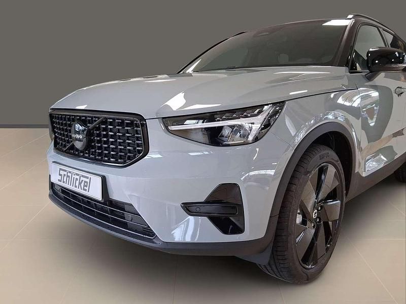 Neu Volvo XC40 Plus 163 PS (119 kW) 2025 Vapour grey SUV