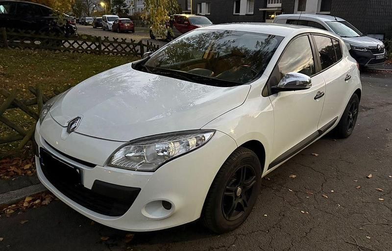 Weiß Gebraucht 2013 Renault Mégane Dynamique Limousine | 3.500 € (Fairer Preis) - Bild 1/3