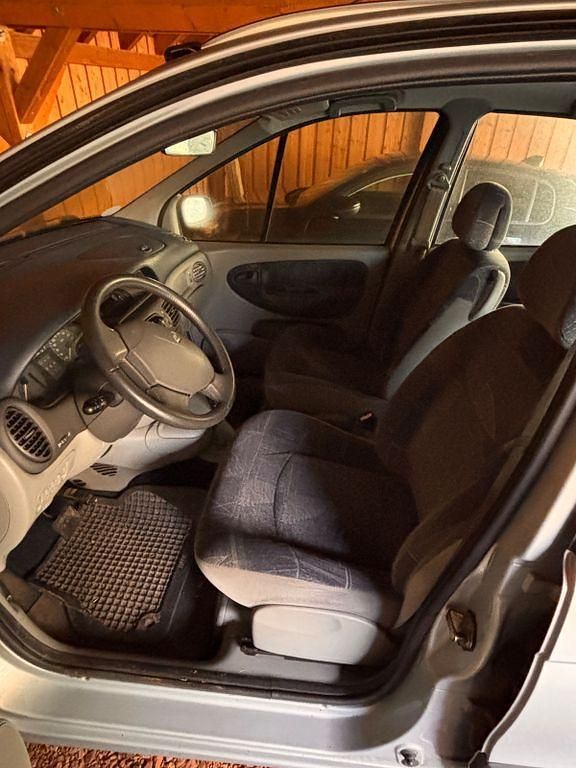 Gebraucht Renault Mégane 107 PS (78 kW) 2000 Silber Van / Kleinbus