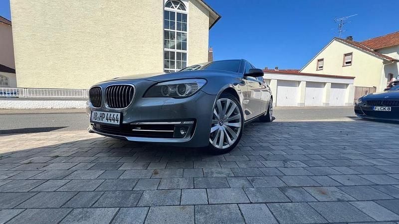 Silber Gebraucht 2012 BMW 740 Performance Limousine | 19.000 € (Fairer Preis) - Bild 1/1