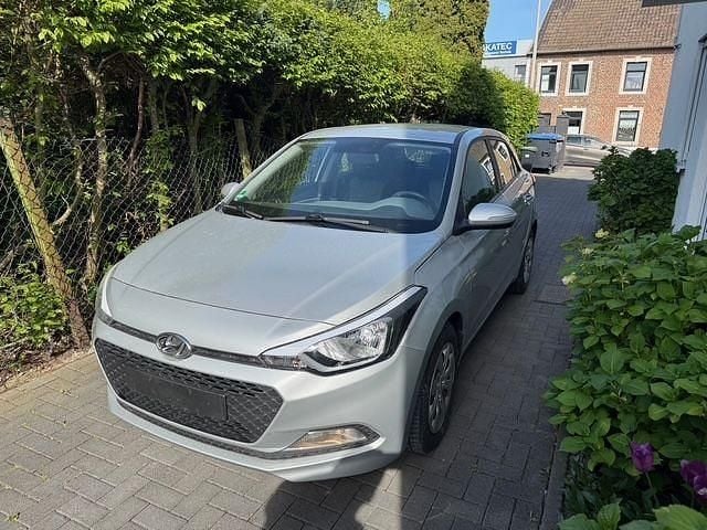 Gebraucht Hyundai i20 Classic 75 PS (55 kW) 2017 Silber Limousine