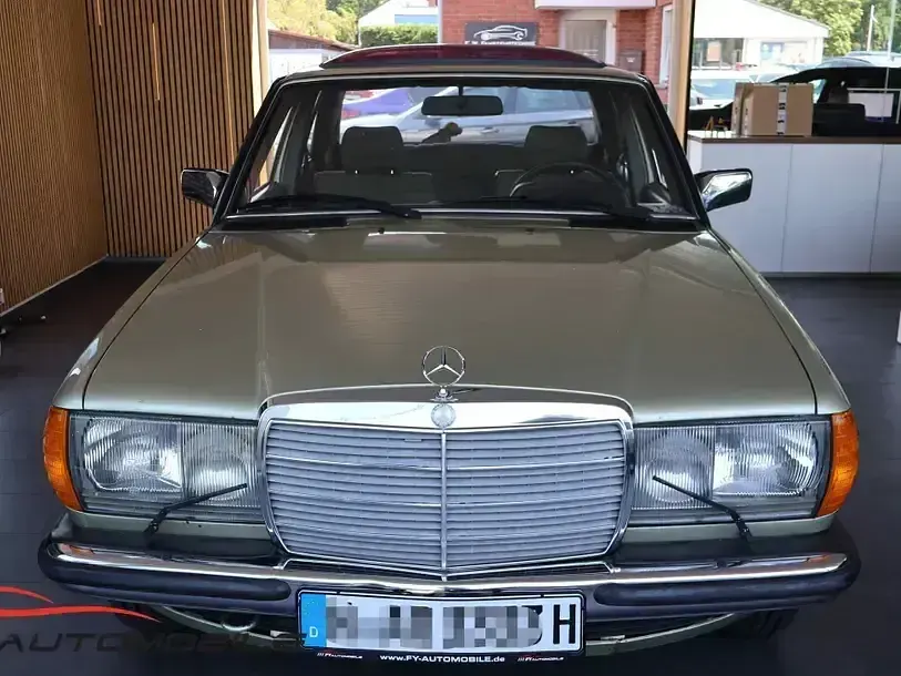 Gebraucht Mercedes 230 136 PS (100 kW) 1983 Grün Limousine