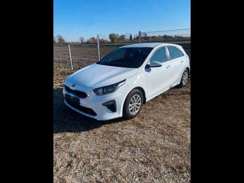 Weiß Gebraucht 2019 Kia Ceed Attract Kleinwagen | 6.850 € (Etwas zu teuer) - Bild 1/4