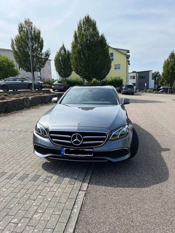 Grau Gebraucht 2019 Mercedes E220 Edition Limousine | 26.150 € (Superpreis) - Bild 1/4