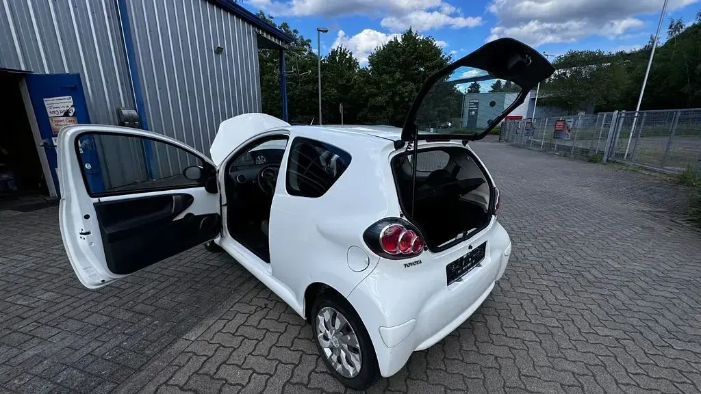 Gebraucht Toyota Aygo 68 PS (50 kW) 2014 Weiß Kleinwagen