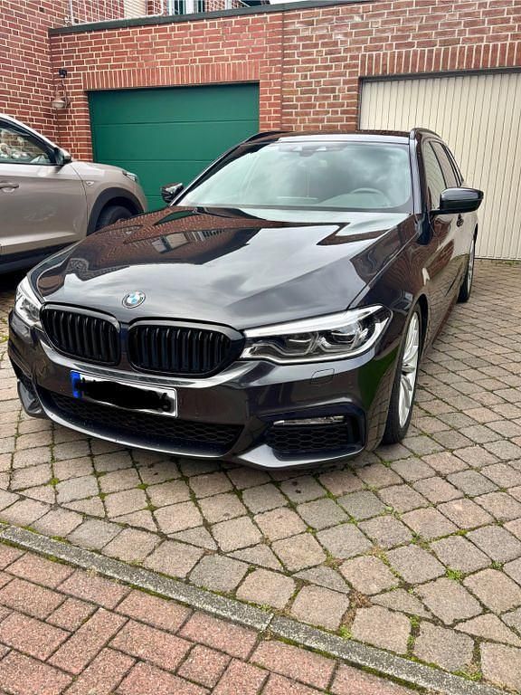 Grau Gebraucht 2018 BMW 540 Shadowline Kombi | 29.900 € (Fairer Preis) - Bild 1/4