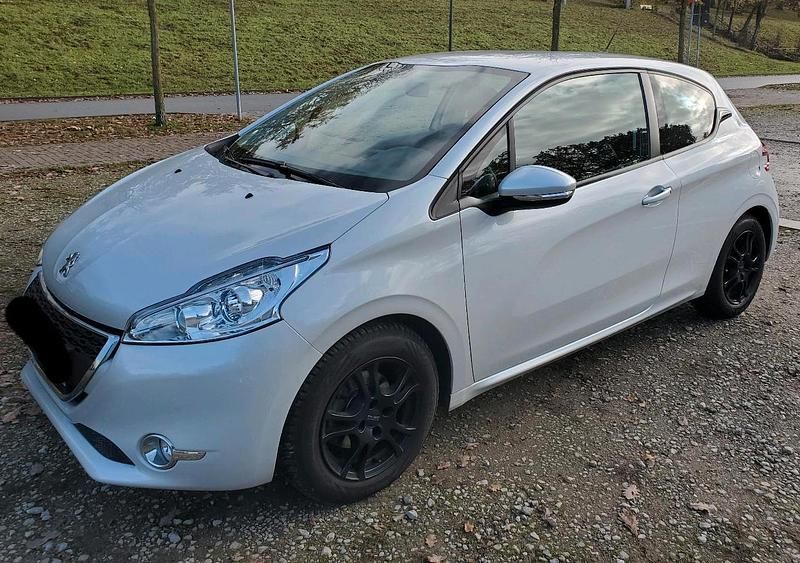 Weiß Gebraucht 2014 Peugeot 208 Kleinwagen | 6.800 € (Fairer Preis) - Bild 1/4