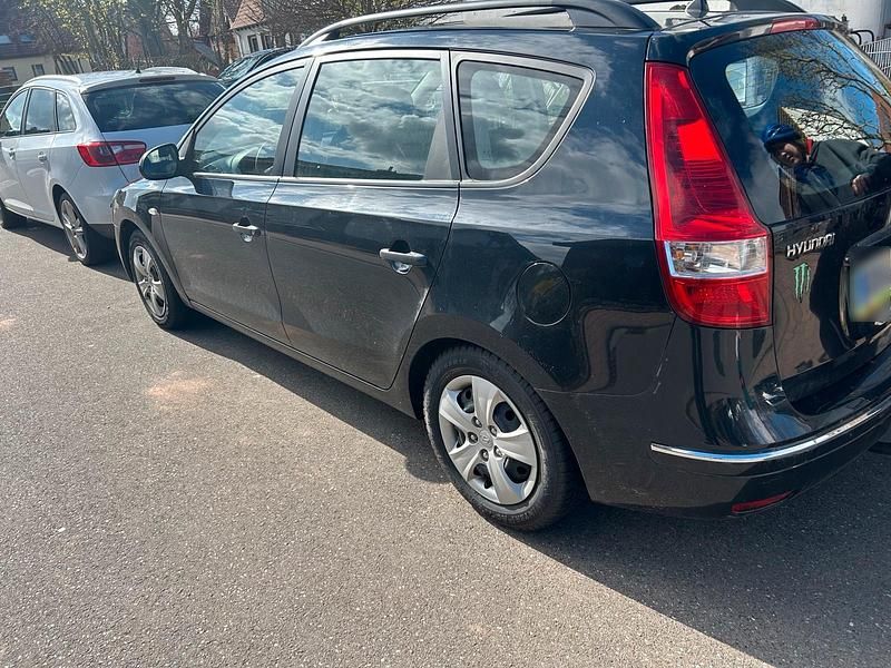 Gebraucht Hyundai i30 90 PS (66 kW) 2010 Schwarz Kombi