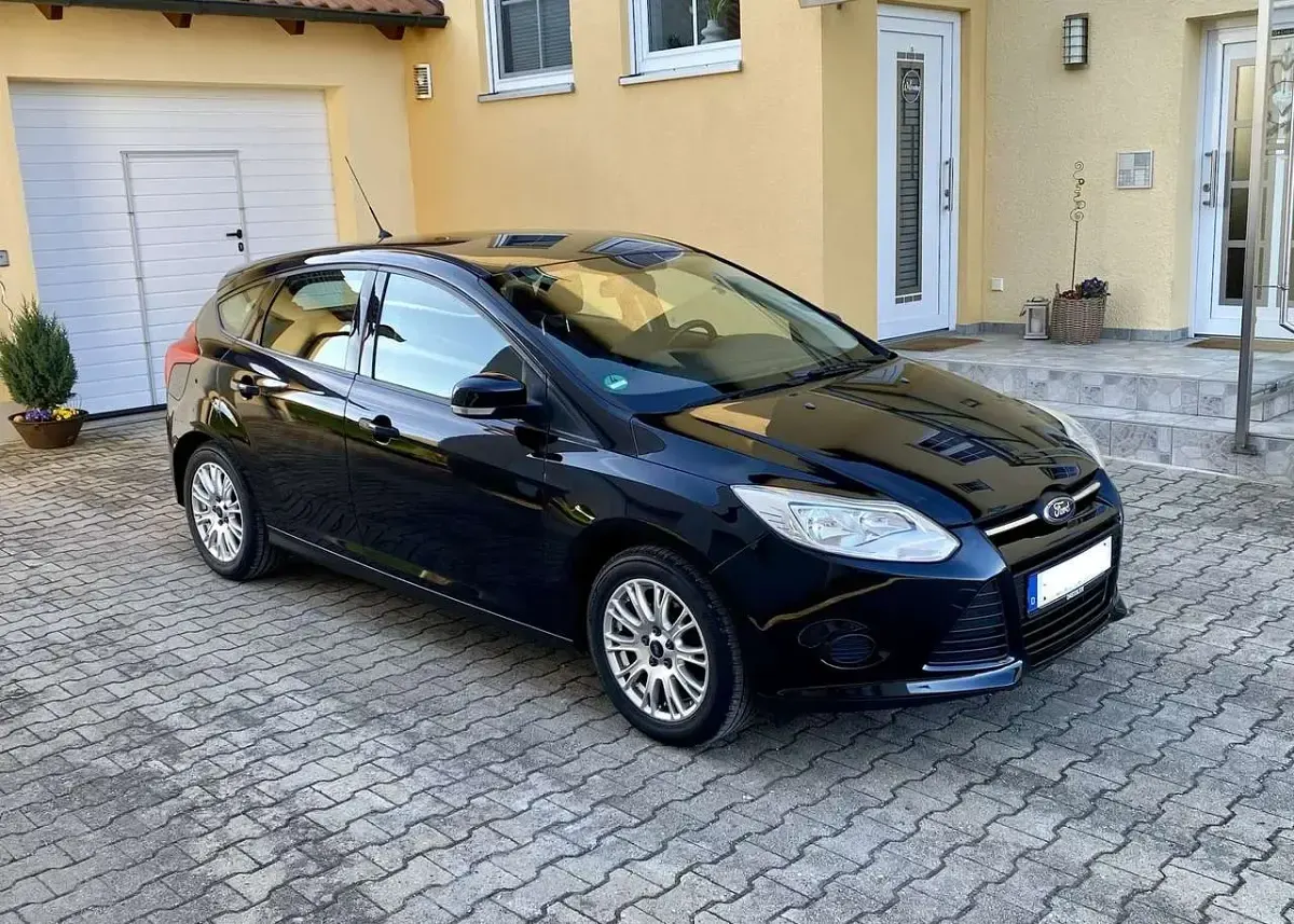 Usata Ford Focus Ambiente 105 CV (77 kW) 2011 Nero Berlina